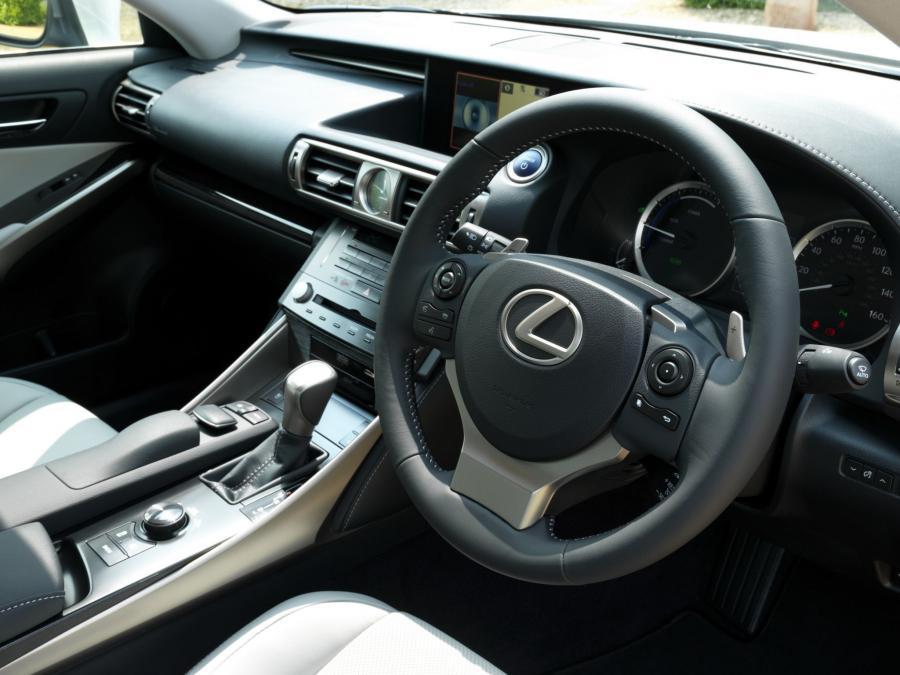  Lexus IS300h 2013 года  (UK) (фото 11 из 12)
